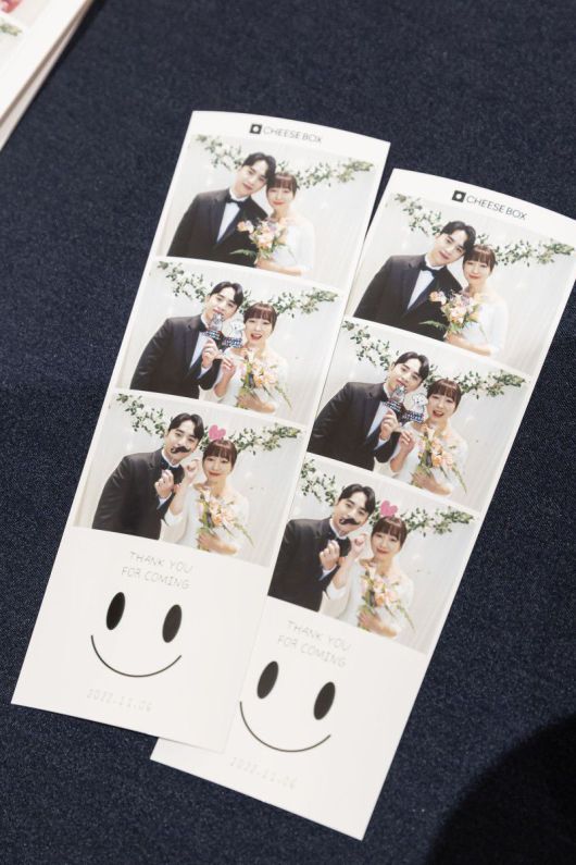 즉석 촬영 기계를 통해 사진을 촬영하면 사진 세 컷과 간단한 문구가 함께 출력돼 나온다. /김나정씨 제공