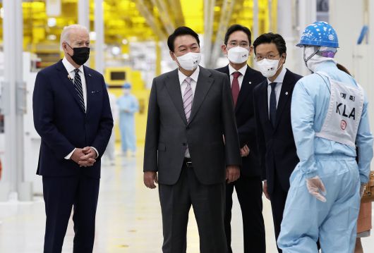 윤석열 대통령과 조 바이든 미국 대통령이 지난 5월 20일 경기 평택 삼성전자 반도체 공장에서 이재용 삼성전자 회장의 안내를 받으며 생산시설을 둘러보고 있는 모습. /뉴스1