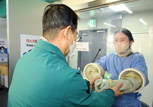 중국발 입국자에 대한 코로나19 검사 고강도 방역 대책이 시행된 2일 한덕수 국무총리가 인천 중구 인천국제공항 제1터미널 교통센터에 마련된 코로나 검사소를 방문해 근무중인 간호사를 격려하고 있다. /공동취재사진 뉴시스