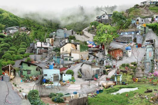 원성원이 지난 2010년에 발표한 '일곱살'중 '엄마를 찾는 종이비행기'. 소심하고 겁이 많던 작가의 일곱 살을 표현했다. 오른쪽 나무 위에 소녀가 빨간 실을 길게 늘어뜨려 연결한 것은 작가가 길을 잃지 않기 위해 연결해 놓은 것이라고 했다.