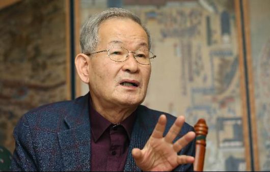 2017년 본지와 인터뷰하고 있는 한영우 교수. 그는 "학자는 현실에 관심을 갖되 자기 영역을 지키면서 연구실에서 천수를 다하고 가야 한다"고 했다,