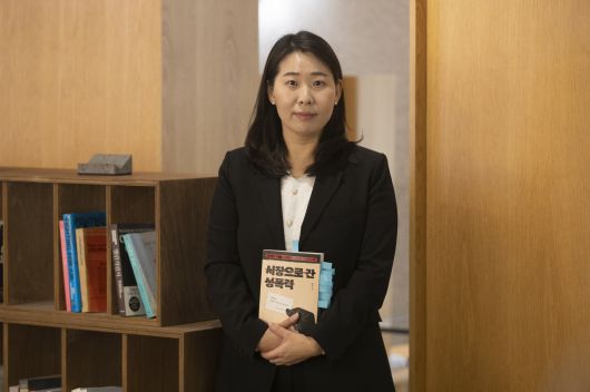 '시장으로 간 성폭력' 쓴 김보화 젠더폭력연구소장이 16일 오후 서울 중구 조선일보 본사에서 본지와 인터뷰를 갖고 포즈를 취하고 있다. /박상훈 기자