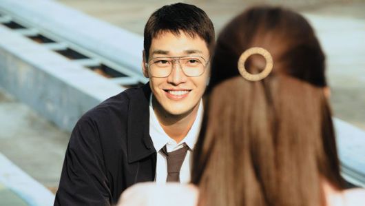 넷플릭스 시리즈 ‘썸바디’에서 로맨스물 주연으로 익숙한 배우 김영광이 연기하는 ‘윤오’는 부드럽고 이해심 많은 남자처럼 보이지만 끔찍한 비밀을 감추고 있다. /넷플릭스