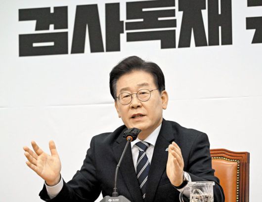 더불어민주당 이재명 대표가 23일 국회 당대표실에서 기자회견을 열고 체포동의안에 대한 입장을 밝히고 있다. 이 대표는 “검찰의 영장은 이재명 없는 이재명 구속영장”이라며 체포동의안의 부당함을 주장했다. /이덕훈 기자