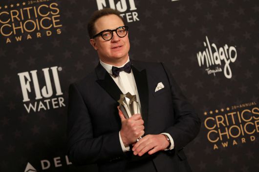 크리틱스초이스 남우주연상 트로피 품에 안은 브랜던 프레이저      (로스앤젤레스 로이터=연합뉴스) 배우 브랜던 프레이저가 15일(현지시간) 미국 캘리포니아주 로스앤젤레스(LA) 페어몬트 센추리 플라자 호텔에서 열린 제28회 크리틱스초이스 시상식에서 작품 '더 웨일'(The Whale)로 남우주연상을 받은 뒤 포즈를 취하고 있다. 프레이저는 '더 웨일'에서 10대 딸과 화해하기 위해 애쓰는 272㎏ 몸무게의 중년 남성 캐릭터를 연기했다. 2023.01.16     ddy04002@yna.co.kr/2023-01-16 16:07:16/ <저작권자 ⓒ 1980-2023 ㈜연합뉴스. 무단 전재 재배포 금지.>