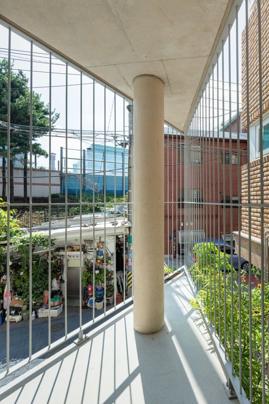 계단참을 연장해 뾰족한 삼각형으로 만든 발코니. /건축사진가 신경섭