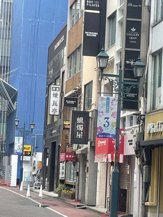 윤 대통령과 기시다 총리가 만찬하는 렌가테이는 긴자의 안쪽 골목에 있다. 미쓰코시백화점이 있는 긴자의 최고급 번화거리에서 안쪽으로 들어와, 다소 후미지게 보이는 골목이다. 긴자역에서 도보로 5분정도다./도쿄=성호철 특파원