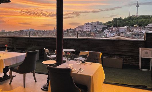 국내 최초 와인숍 ‘더 젤’의 2층 레스토랑 전경. /더 젤 인스타그램