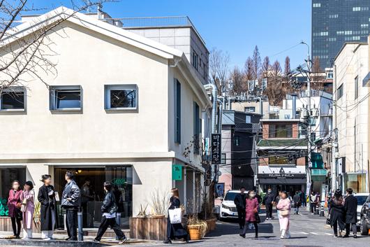 16일 낮 서울 용산구 이태원로 맛집 골목에 사람들이 모여들고 있다. /이신영 영상미디어 기자