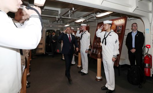 이종섭 국방부 장관이 지난해 9월 24일 오전 부산 해군작전기지에 입항한 미 제5항모강습단의 로널드 레이건함을 방문하고 있다./국방부