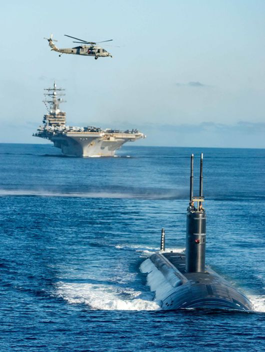 동해 한국작전구역에서 지난해 9월 30일 진행된 한·미·일 해상 연합훈련에 참가한 미국의 니미츠급 항공모함 로널드레이건호(위)와 미국의 로스앤젤레스급 핵추진잠수함 아나폴리스함(아래)이 항해하고 있다. 이번 훈련은 잠수함발사탄도미사일(SLBM) 등 북한의 잠수함 위협에 대응하기 위해 5년여 만에 열렸다. /해군