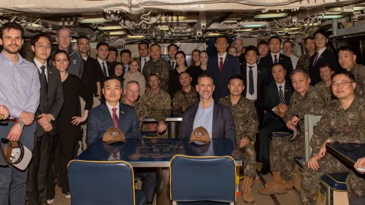 한국 국방부 허태근(가운데 왼쪽) 정책실장과 미국 국방부 러처드 존슨(가운데 오른쪽) 핵·WMD(대량살상무기) 대응 부차관보 등 한미 국방부·군 관계자들이 지난달 24일(현지 시각) 미 조지아주 킹스베이의 미 핵 추진 잠수함 웨스트버지니아함에 탑승했다. 이들은 전날 워싱턴 DC 미 국방부 청사(펜타곤)에서 ‘핵우산’ 도상 훈련인 ‘확장억제수단 운용연습’을 실시했다. 한미 ‘핵우산’ 훈련 대표단이 미 3대 핵전력인 핵잠수함을 함께 탄 것은 한미 동맹 70년 만에 처음이다./국방부 제공