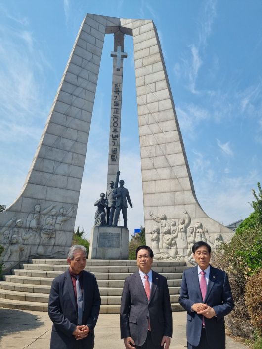한국기독교100주년기념탑 앞에 선 한교총 지도자. 왼쪽부터 이철 명예회장, 이영훈 대표회장, 권순웅 공동대표회장. /김한수 기자