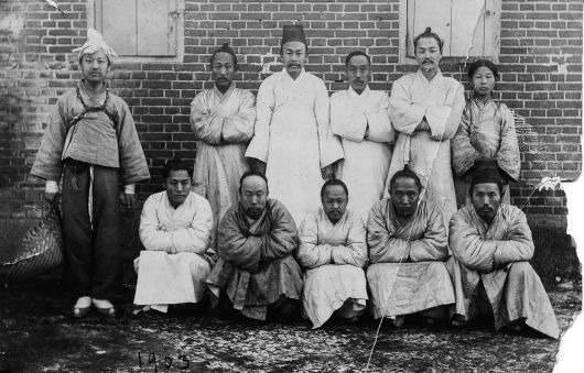 1898년 독립협회 만민공동회 사건으로 투옥됐던 사람들. 왼쪽 위부터 이승만, 이승인(이상재 아들), 유동근, 김린, 안국선, 아버지를 대신한 소년수. 아래줄 왼쪽부터 강원달, 홍재기, 유성준, 이상재, 이정식. /이승만기념관