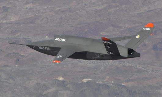 미 공군의 소형 스텔스 무인 전투기 XQ-58 발키리. F-35와 함께 편대비행을 하면서 지상의 레이더 기지나 방공 무기 등을 공격할 수 있다. /미 공군