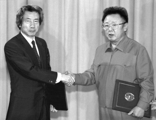 고이즈미 일본 총리와 김정일 북한 국방위원장이 2002년 평양에서 만나는 모습. /조선일보 DB