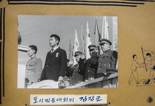1945년 10월 13일 평양공설운동장에서 열린 김일성환영대회 사진첩. 소련 적군훈장을 달고 있는 김일성 뒤로 스티코프 모습(뒷줄 가운데)이 보인다. 사진첩 여백에는 한복 입은 사람이 태극기를 들고 소련군을 환영하는 모습이 그려져 있다. 김일성으로 인해 대한민국 건국은 혼돈 속에 이뤄졌다./국사편찬위
