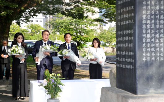 주요 7개국(G7) 정상회의 참관국 자격으로 일본을 방문 중인 윤석열 대통령과 부인 김건희 여사,  기시다 후미오 일본 총리와 부인 기시다 유코 여사가  21일 히로시마 평화기념공원 내 한국인 원폭 희생자 위령비에 헌화하고 있다. /연합뉴스