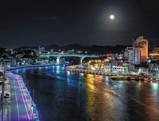 통영시가 야간 관광을 위해 지난해 새단장을 한 통영운하 일원. /통영시