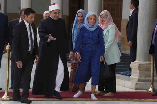 2일(현지 시각) 이집트 카이로의 알아즈하르 모스크를 찾은 질 바이든 여사가 머리엔 하늘색 스카프를 쓰고 신발을 벗은채 모스크로 들어서고 있다./AP 연합뉴스