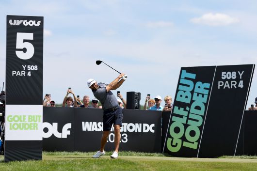 5월 26일 버지니아주 스털링의 트럼프 내셔널 골프 클럽에서 열린 LIV 골프 인비테이셔널 대회 첫날 5번 홀에서  더스틴 존슨이 티오프하고 있다. / 게티이미지/AFP 연합뉴스