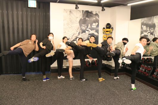 지난 7일 경기도 과천에 있는 '한국 오리지널 절권도 체육관'에서 회원들이 절권도 훈련을 하고 있다. 벽에 붙은 사진은 절권도 창시자인 이소룡. /최인준 기자