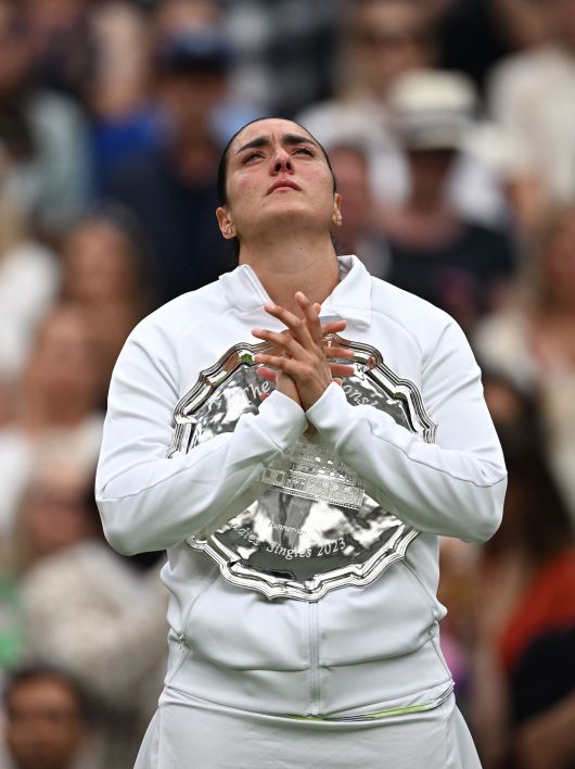 튀니지의 온스 자베르가 15일(현지 시각) 영국 런던에서 열린 윔블던 테니스 대회 여자 단식에서 준우승한 뒤 아쉬움을 삼키고 있다. /로이터뉴스1