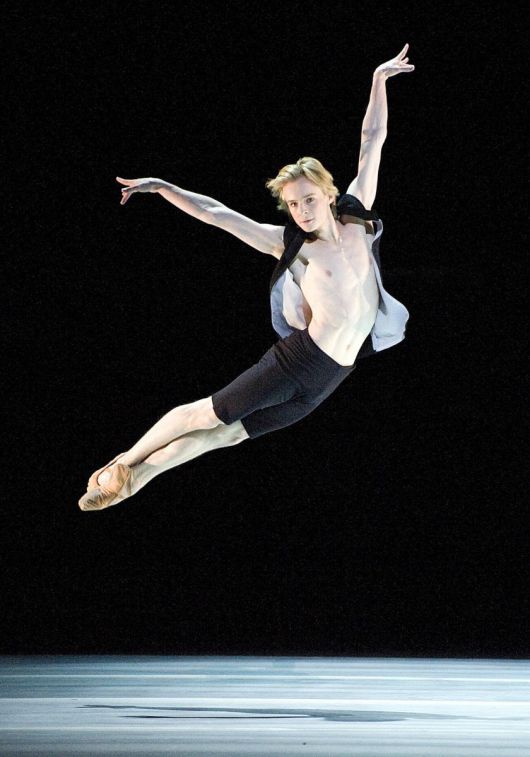 올해 20주년을 맞은 서울국제무용콩쿠르 갈라 공연에 참석하는 미국 아메리칸발레시어터(ABT) 수석 무용수 출신 다닐 심킨의 'Everything Doesn't Happen at Once' 공연 장면. /아메리칸발레시어터 홈페이지 ⓒPhoto Gene Schiavone