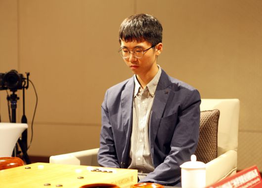 14회 춘란배 우승자 변상일이 결승 2국에서 수읽기에 빠져있다.