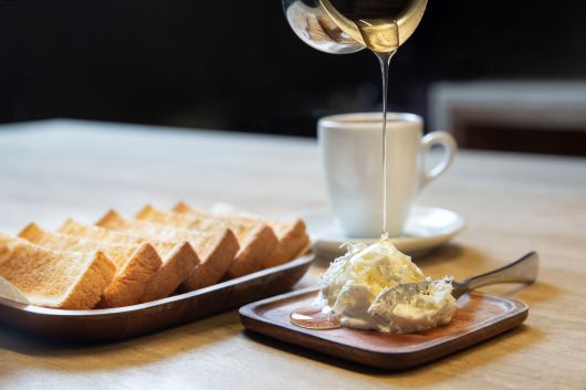 ‘샌드커피 논탄토’에서 판매 중인 ‘카이막 토스트. 꿀을 뿌린 카이막을 빵에 듬뿍 올려 먹으면 된다. /이경호 영상미디어 기자