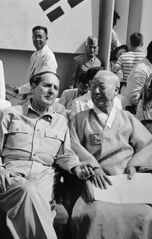 1948년 8월 15일 대한민국 정부 수립 축하식에서 이승만(오른쪽) 대통령이 활짝 웃으며 나란히 앉은 더글러스 맥아더 유엔군 총사령관과 대화를 나누고 있다. /눈빛 출판사