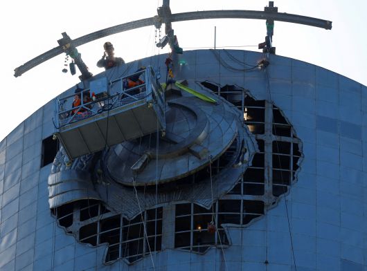 인부들이 옛 소련 국장을 제거하는 작업을 하고 있다. /로이터 연합뉴스