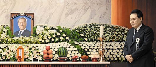부친 빈소 지키는 尹대통령 - 윤석열 대통령이 15일 서울 서대문구 신촌세브란스병원 장례식장에 마련된 부친 윤기중 연세대 명예교수의 빈소를 지키고 있다. /대통령실