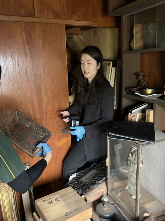 배원정 국립현대미술관 근대미술팀 학예연구사가 일본 오사카 근교에 있는 소장가 아틀리에 다락방에서 그림을 발견할 당시의 모습. /국립현대미술관