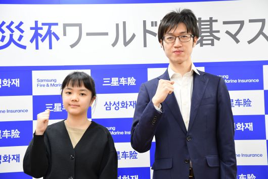 격전을 앞두고 파이팅응 외치는 스미레(왼쪽). 오른쪽은 대만 출신 일본기사 쉬자위안. (사진=한국기원, 일본기원)