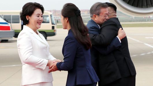 문재인 대통령과 부인 김정숙 여사가 2018년 9월 18일 오전 평양 순안공항에 도착해 영접 나온 김정은 국무위원장과 부인 리설주와 인사하고 있다. /평양사진공동취재단 연합뉴스