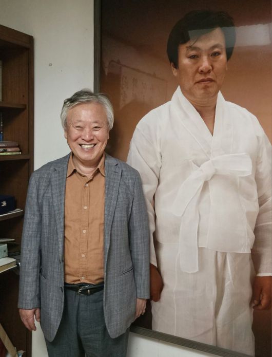 이문열 선생이 20대 후반 시절 자신의 사진 앞에서 활짝 웃고 있다. 서울 종로구 청운동에서 태어난 그는 서울, 안동, 밀양, 영양 등을 오가며 성장기를 보냈다. 그는 "안동고교와 서울대 사범대를 다니다가 중퇴했으나 안동고 명예졸업장을 수 년 전 받았다"고 말했다./송의달 기자