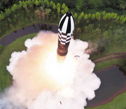 북한의 첫 고체연료 ICBM(대륙간탄도미사일)인 화성-18형 발사 장면. 두 차례 시험 발사에 성공했다. /조선중앙통신 연합뉴스