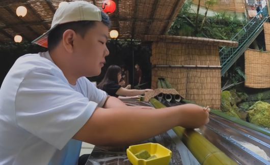 교토의 한 음식점에서 나가시소멘을 먹는 곽튜브./유튜브채널 '곽튜브'