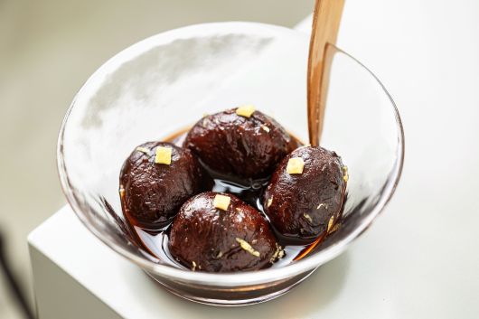 퍼머넌트해비탯의 밤조림은 조각 내 올린 ‘레몬 껍질’과 함께 먹었을 때 그 맛이 배가된다. /양수열 영상미디어 기자