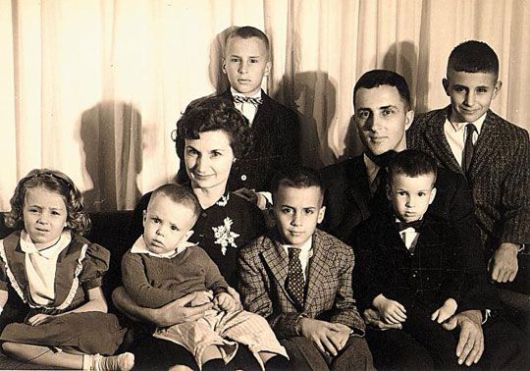 인요한 연세대 의대 교수의 어린 시절 가족사진. 인 교수(맨 앞줄 왼쪽에서 두 번째)은 아버지 휴 린튼과 어머니 로이스 린튼 사이에서 태어난 막내아들이다. /조선DB