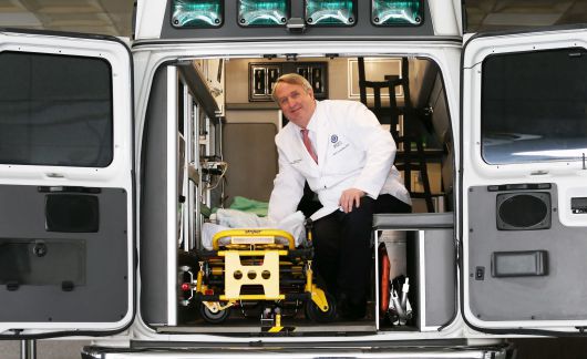 인요한 교수는 대학 시절 교통사고로 아버지를 잃었다. 그 이후 구급차 개발에 뛰어들어 1993년 우리나라 도로 상황에 맞고 응급 의료 장비를 갖춘 ‘한국형 구급차’를 만들어 전국에 보급했다. 2014년 12월 본지 인터뷰때 자신이 만든 한국형 구급차안에서 포즈를 취했다./이태경 기자