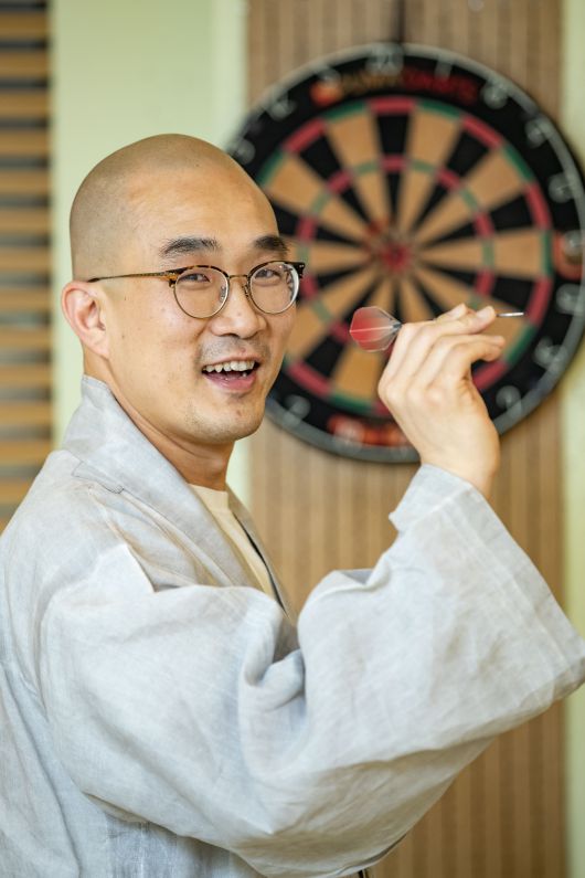 저스트비 홍대선원 1층 카페엔 다트가 설치돼 있다. 준한 스님은 "다트도 정신을 집중하는 수행의 하나"라며 "오랜만에 던져 본다"더니 셋 중 두 발을 과녁 가운데에 적중시켰다. /이태경 기자
