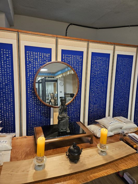 저스트비 홍대선원 곳곳엔 거울이 많다. 5층 법당 반가사유상 뒤에도 거울이 놓였다. 항상 자신을 돌아보도록 만든 장치이다. /김한수 기자