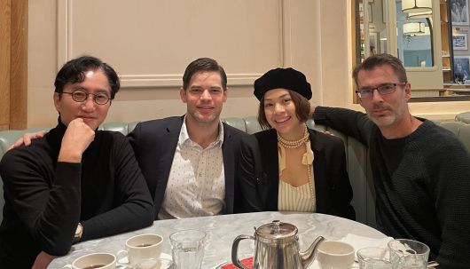 내년 브로드웨이 입성을 겨냥해 뉴저지 오프브로드웨이 극장에서의 트라이아웃 공연을 성공적으로 진행 중인 '위대한 개츠비' 창작진들._왼쪽부터 프로듀서 신춘수 오디컴퍼니 대표, '제이 개츠비' 역의 제레미 조던, '데이지 뷰캐넌' 역의 에바 노블자다, 작곡가 제이슨 하울랜드. 조던은 뮤지컬 '뉴지스'로 한 차례, 노블자다는 뮤지컬 '미스 사이공'과 '하데스 타운'으로 두 차례 토니상 주연상 후보에 오른 브로드웨이의 스타 배우들이다. /신춘수 프로듀서