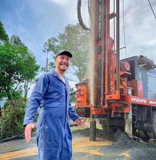 구독자 2억명을 보유한 인기 유튜버 '미스터 비스트'가 아프리카 지역에 우물 100개를 설치해 화제가 되고 있다./MrBeast