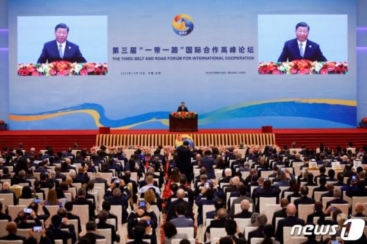 시진핑 중공 총서기가 2023년 10월 18일(현지시간) 베이징에서 열린 제3차 일대일로(一带一路) 정상 포럼 개막식에서 연설하고 있다. '일대일로'와 '브릭스' 등은 중국이 1930년대 농촌 포위처럼 세계 무대에서 '세력'을 규합해 미국의 세계 패권에 맞서기 위해 추진하는 다자 연합체이다./뉴스1