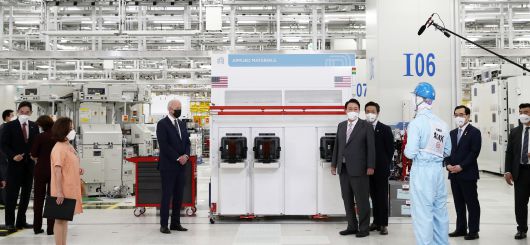 윤석열 대통령과 조 바이든 미국 대통령이 2022년 5월 20일 경기 평택 삼성전자 반도체 공장을 방문해 반도체 생산라인을 둘러보며 관계자의 설명을 듣고 있다. 대한민국은 미중 관계에 영향을 미칠 수 있는 세계 5위의 제조업 강국이다./대통령실사진기자단-뉴스1