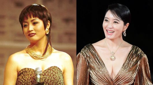 1993년 청룡영화상 첫 진행을 맡은 김혜수는 숏컷 가발, 반짝이는 튜브톱 드레스로 강렬한 패션을 선보였다(왼쪽). 올해를 끝으로 30년 만에 MC 자리에서 물러나는 김혜수는 24일 우아한 황금빛 드레스를 입고 시상식장에 나타나 열렬한 환호를 받았다. /스포츠조선