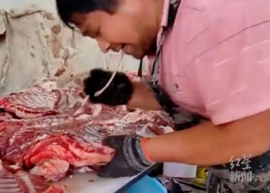 중국의 한 정육점에서 양고기를 입으로 발골하는 모습. /중국 홍성신문